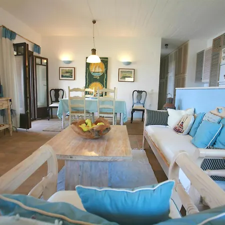 Daire Feet-in-water House