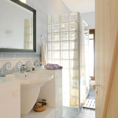 Feet-in-water House Daire Pisses