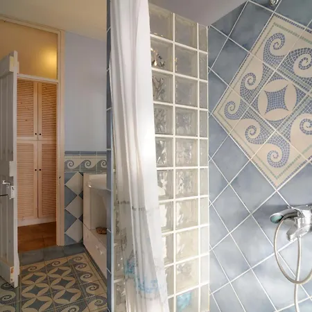 Feet-in-water House Daire *