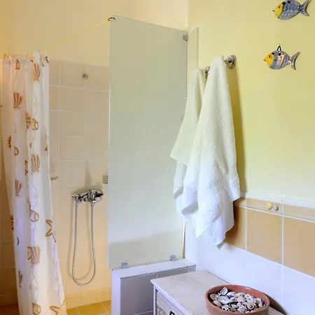 Daire Feet-in-water House Pisses